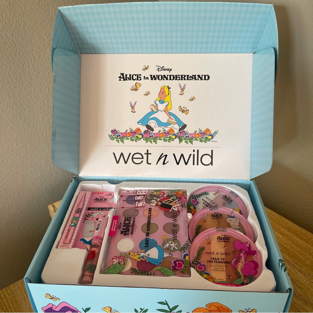 wet n wild Alice in Wonderland Makeup Set - Picture 4 of 16